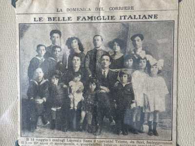 ...che fu immortalato nel 1922 in un articolo della Domenica del Corriere sulle �Belle famiglie Italiane�, scritto in occasione del venticinquesimo anniversario di matrimonio dei coniugi